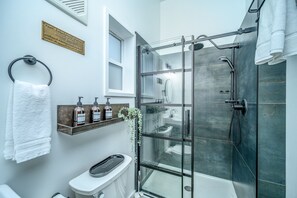 Dusche, Haartrockner, Handtücher