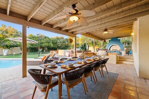 Outdoor dining - Free Heated Pool ~ Hot Tub ~ Basement Game Room ~ Large Backyard (Mesa)