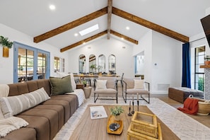 Smart TV, fireplace, books, computer monitors - Free Heated Pool ~ Hot Tub ~ Basement Game Room ~ Large Backyard (Mesa)