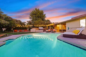 Una piscina al aire libre, una piscina climatizada