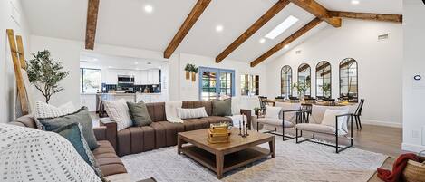 TV connectée, cheminée, livres, écrans d'ordinateur