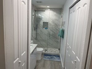 Douche, sĂšche-cheveux, serviettes fournies, savon