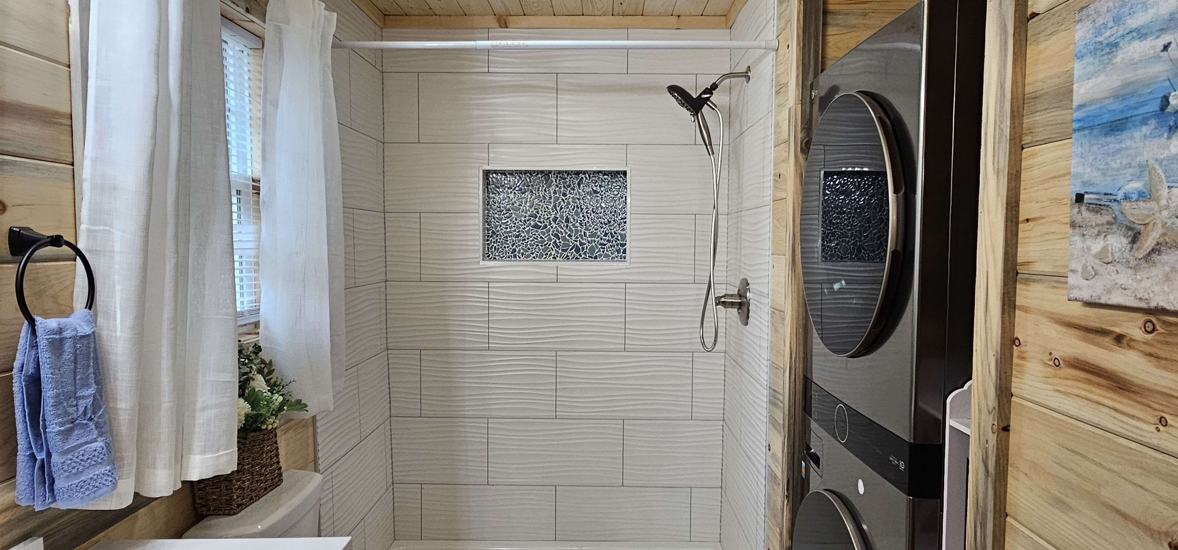 Een douche, een haardroger, handdoeken, toiletpapier