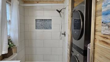 Een douche, een haardroger, handdoeken, toiletpapier