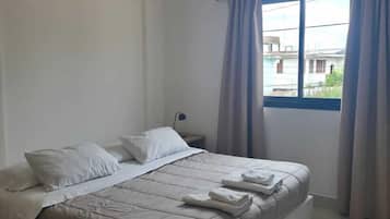 Ropa de cama de alta calidad, minibar, muebles diferentes y escritorio