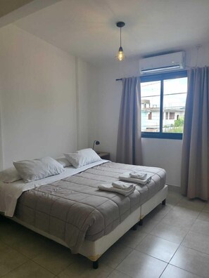Comfort tweepersoonskamer | Luxe beddengoed, een minibar, individueel gemeubileerd, een bureau