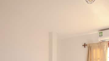 Comfort-Dreibettzimmer | Hochwertige Bettwaren, Minibar, individuell eingerichtet, Schreibtisch