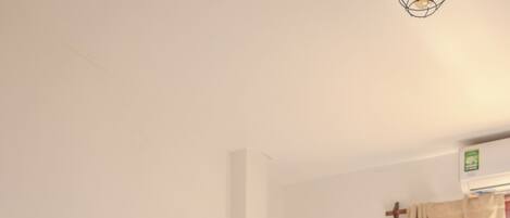 Comfort-Dreibettzimmer | Hochwertige Bettwaren, Minibar, individuell eingerichtet, Schreibtisch