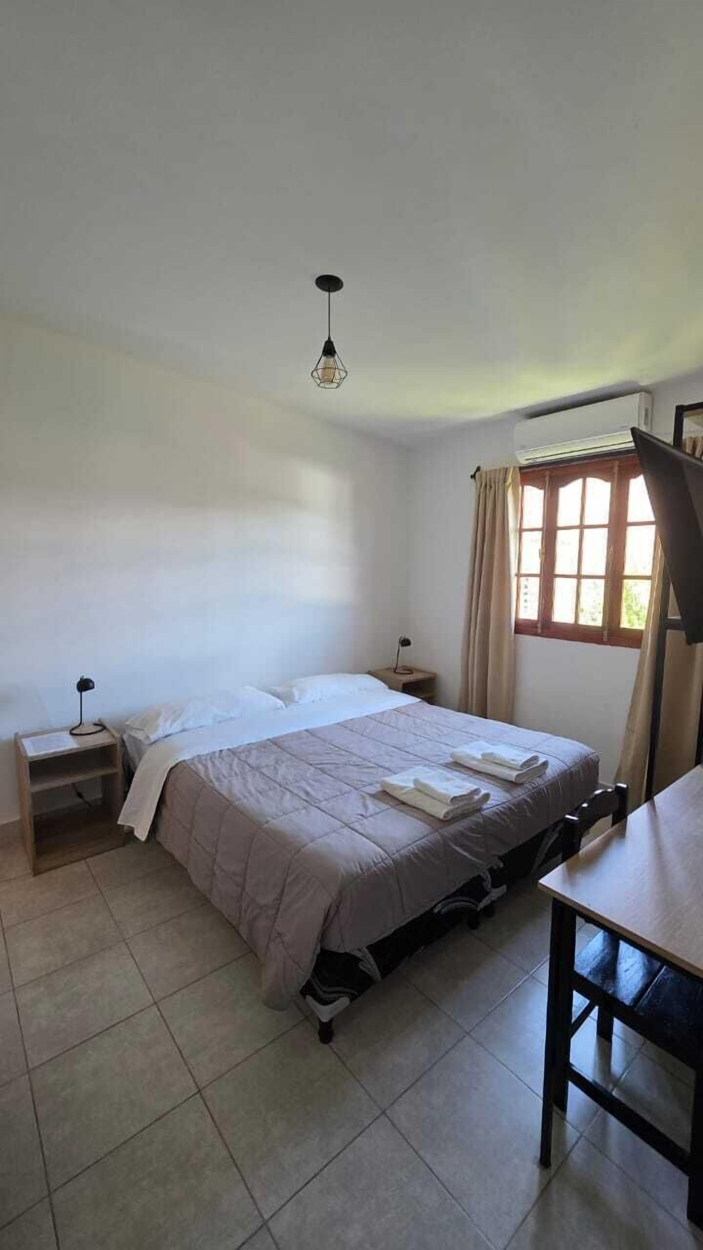 أغطية فراش متميزة وميني بار وطراز فريد لكل وحدة ومكتب