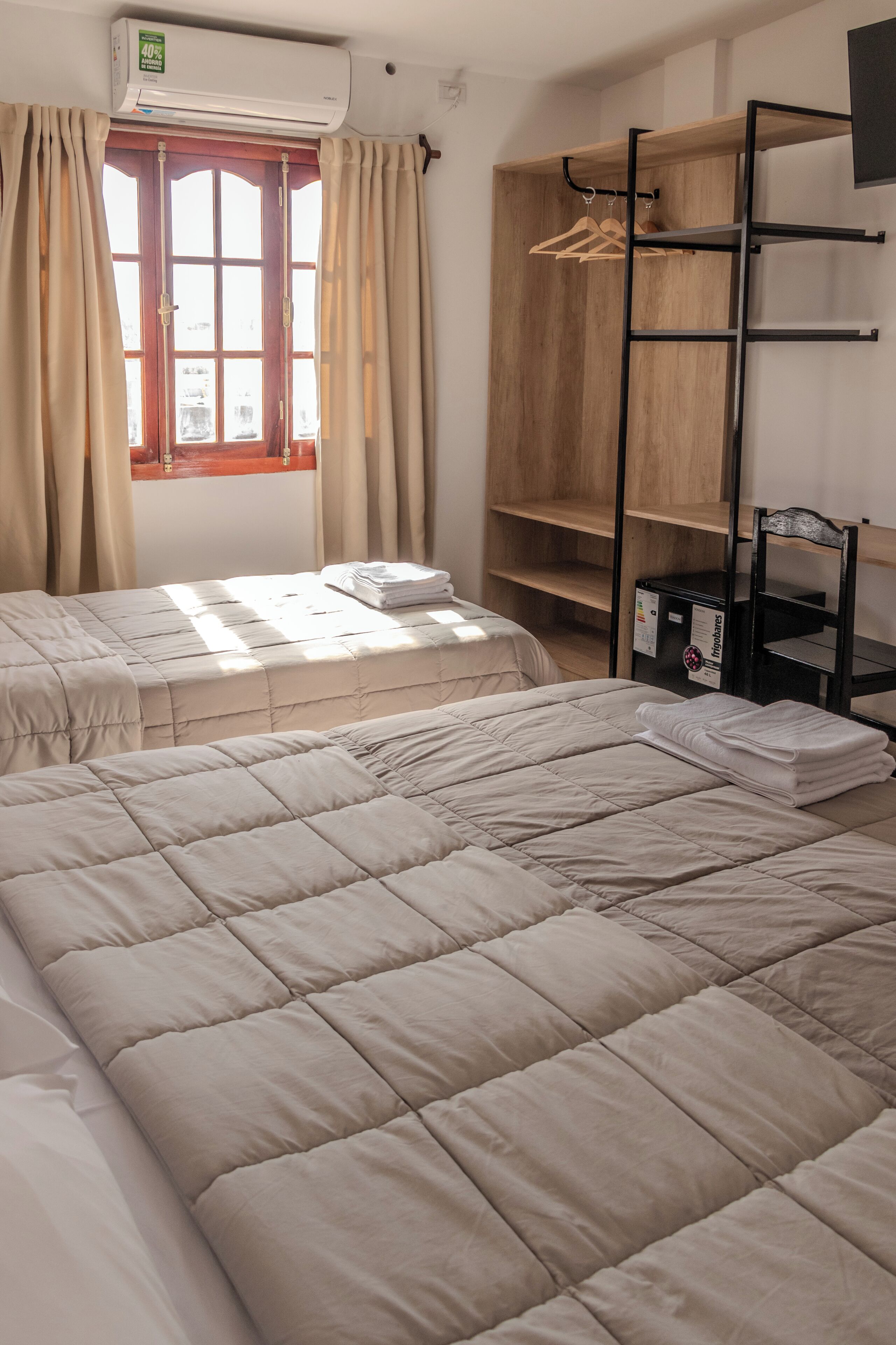 Habitación triple Confort | Ropa de cama de alta calidad, minibar, muebles diferentes y escritorio 