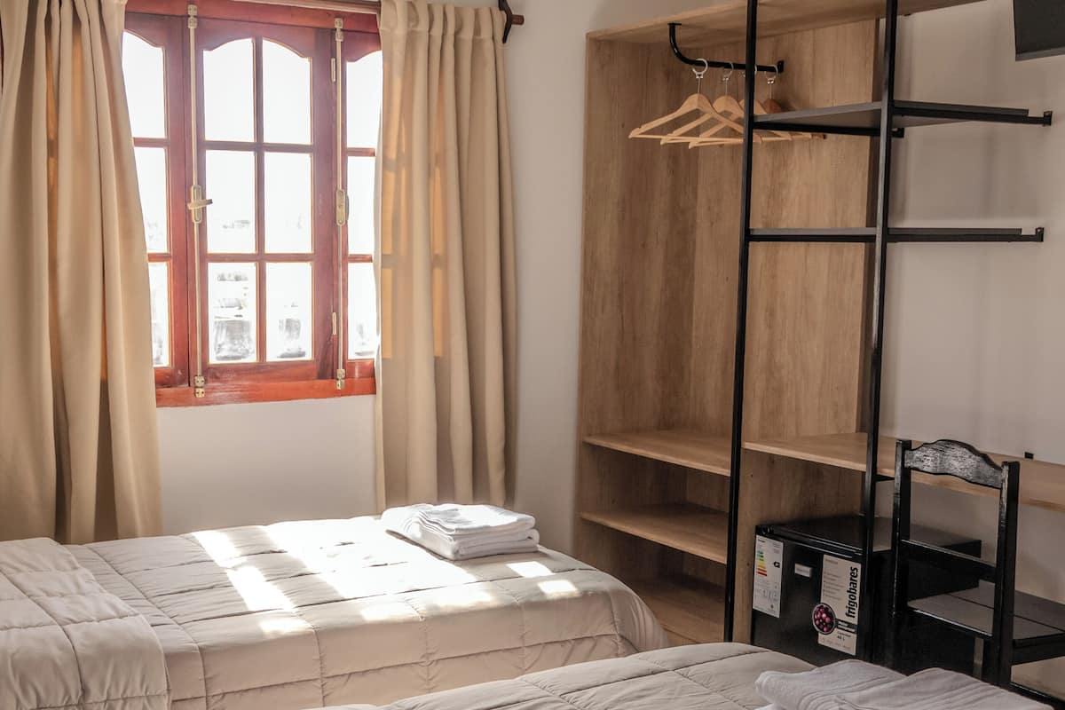 舒適三人房 | 高級寢具、迷你吧、布置獨特、書桌