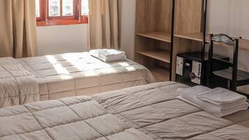 Habitación triple Confort | Ropa de cama de alta calidad, minibar, muebles diferentes y escritorio