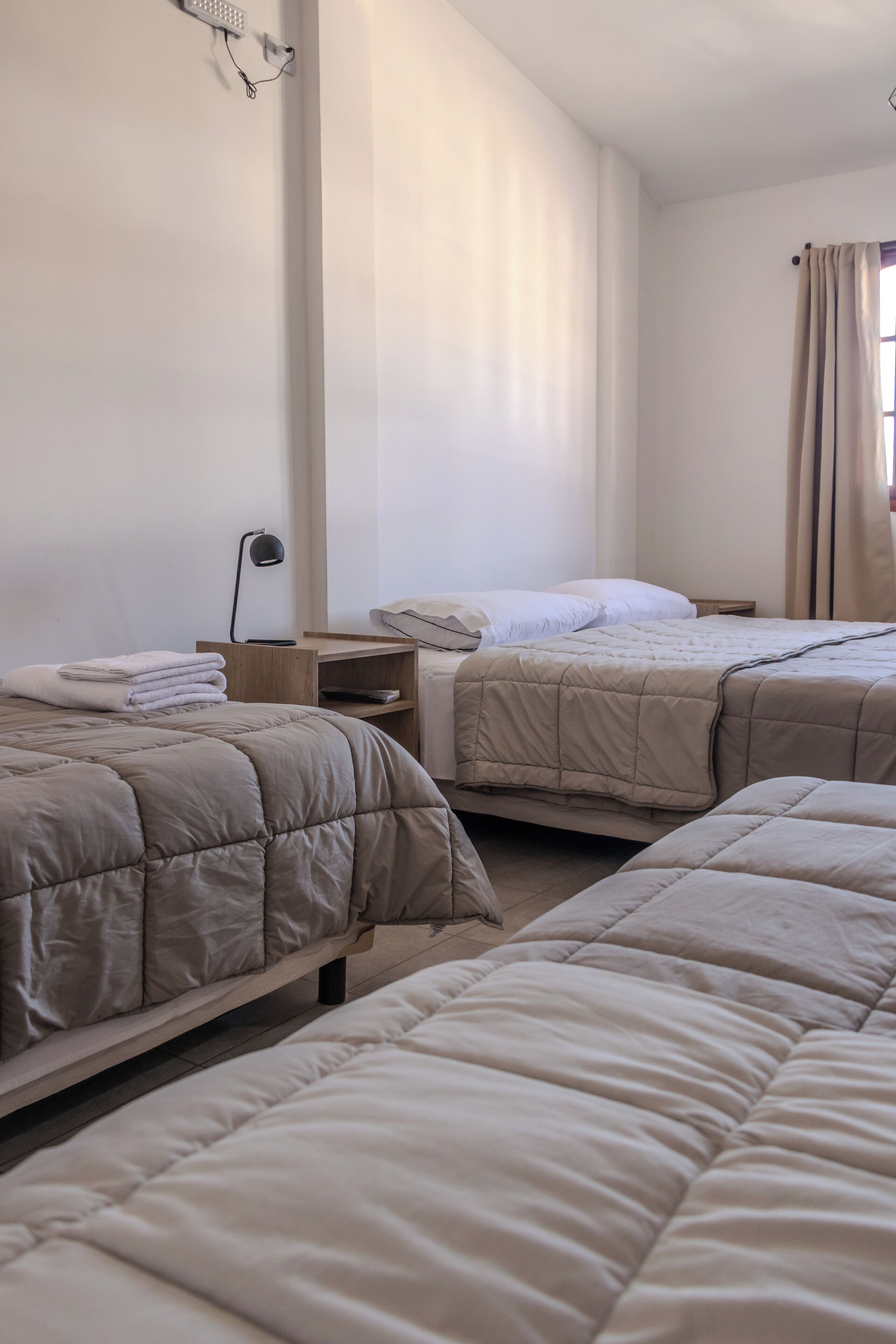 舒適四人房 | 高級寢具、迷你吧、布置獨特、書桌