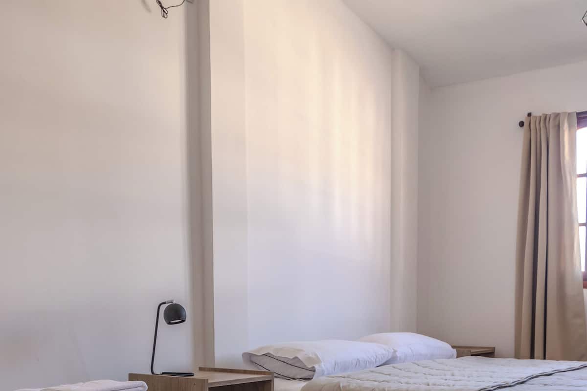 舒適四人房 | 高級寢具、迷你吧、布置獨特、書桌