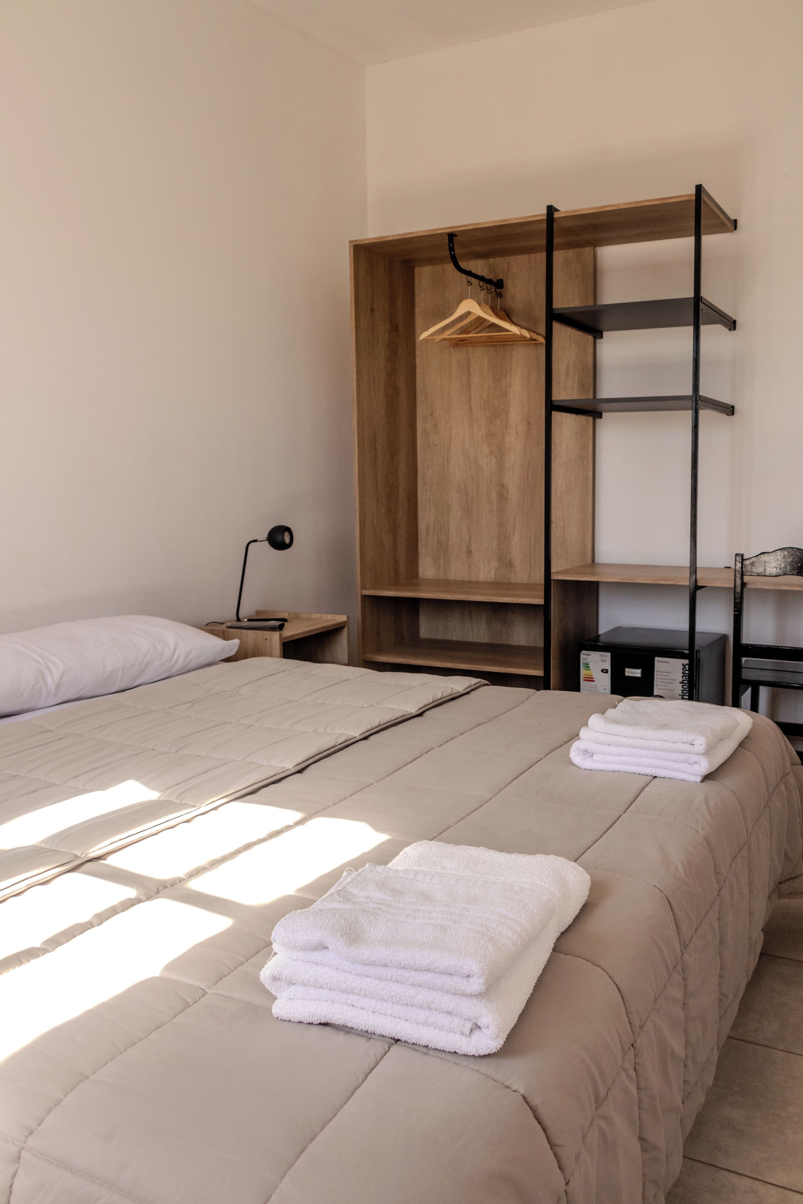 舒適雙人房 | 高級寢具、迷你吧、布置獨特、書桌