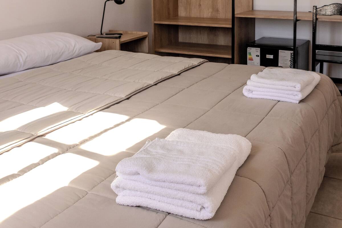 舒適雙人房 | 高級寢具、迷你吧、布置獨特、書桌