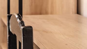 Hochwertige Bettwaren, Minibar, individuell eingerichtet, Schreibtisch