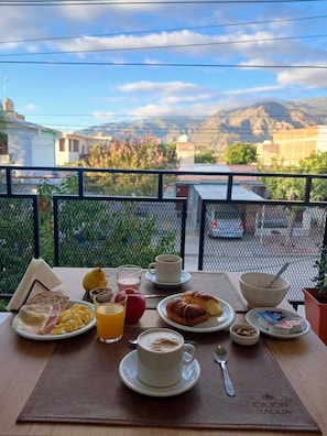 含每日吃到飽早餐