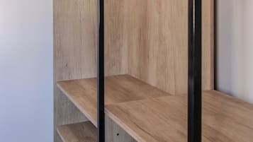 Hochwertige Bettwaren, Minibar, individuell eingerichtet, Schreibtisch