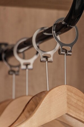 Sengetøy av topp kvalitet, minibar, individuelt innredet og skrivebord