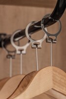 Ropa de cama de alta calidad, minibar, muebles diferentes y escritorio 