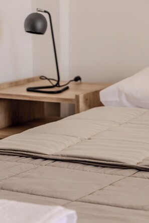 Ropa de cama de alta calidad, minibar, mobiliario individual