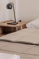 Ropa de cama de alta calidad, minibar, muebles diferentes y escritorio 