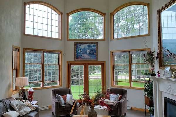 Een smart-tv, videogames, een computerscherm en een printer