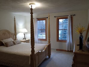 4 bedrooms, desk, iron/ironing board, travel crib - Cozy 4 bedroom Luxury Villa retreat in Appleton. (Appleton)