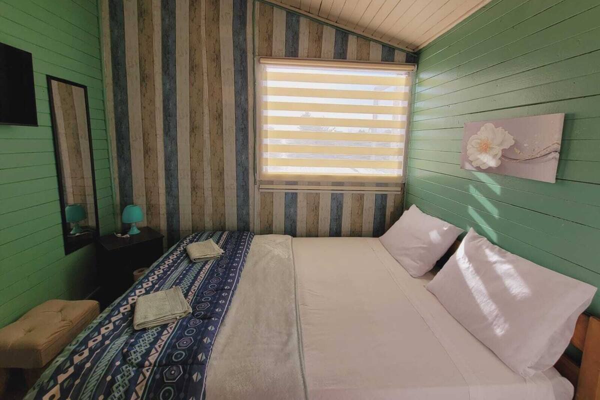 Basic Double Room | Bathroom | Free toiletries, hair dryer