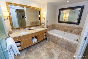 SĂšche-cheveux, bidet, serviettes fournies, savon