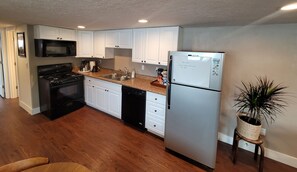 Jääkaappi, mikroaaltouuni, uuni, liesi