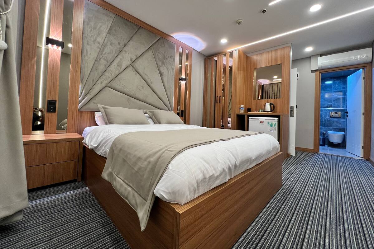 Standard Room, 1 Queen Bed, City View | Egyptian cotton sheets, premium bedding, down comforters