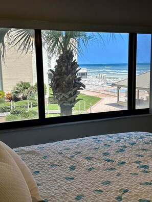 2 bedrooms, iron/ironing board, travel cot, free WiFi - Perfect getaway NSB OV 2/2 sleeps 6, lg balcony, new upgrades,loads of amenities (New Smyrna Beach)
