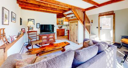 Cozy condo near skiing with fireplace & deck