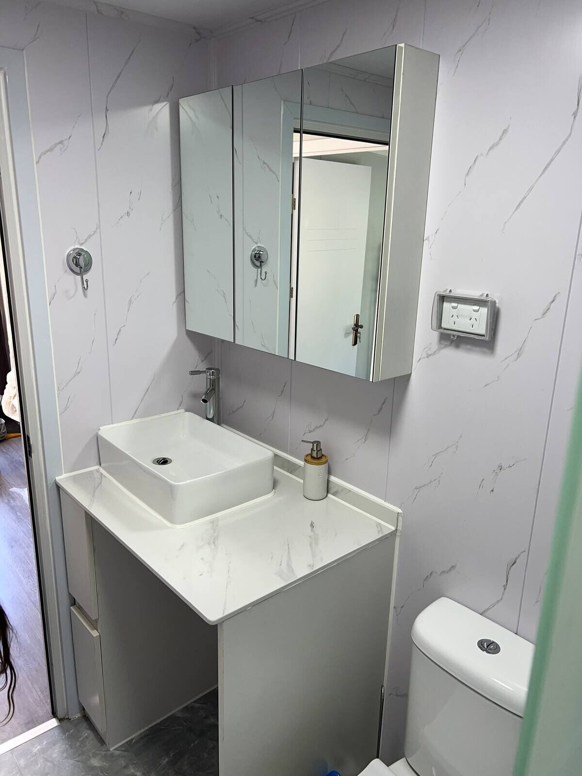 Een douche, een haardroger, handdoeken, toiletpapier