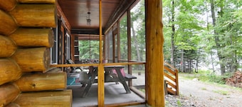 Cozy Lakefront Cabin, Dock + Trails : Trails Lodge