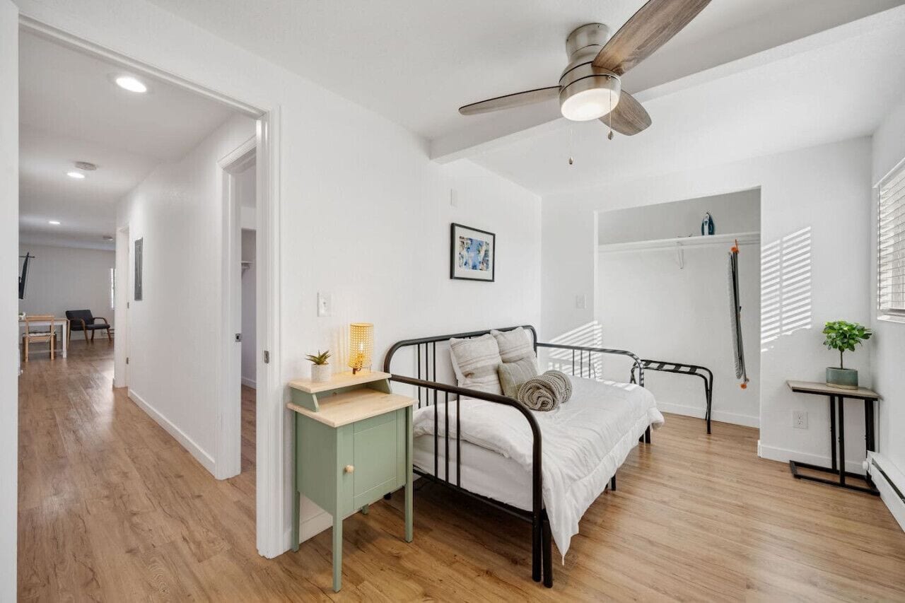 2 makuuhuonetta, työpöytä, silitysrauta/-lauta, ilmainen Wi-Fi