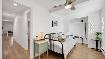 2 habitaciones, escritorio, tabla de planchar con plancha y wifi gratis