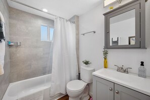 Hair dryer, towels - 2 Bd 1 Ba Apt 3 Near Everything! (Pueblo)