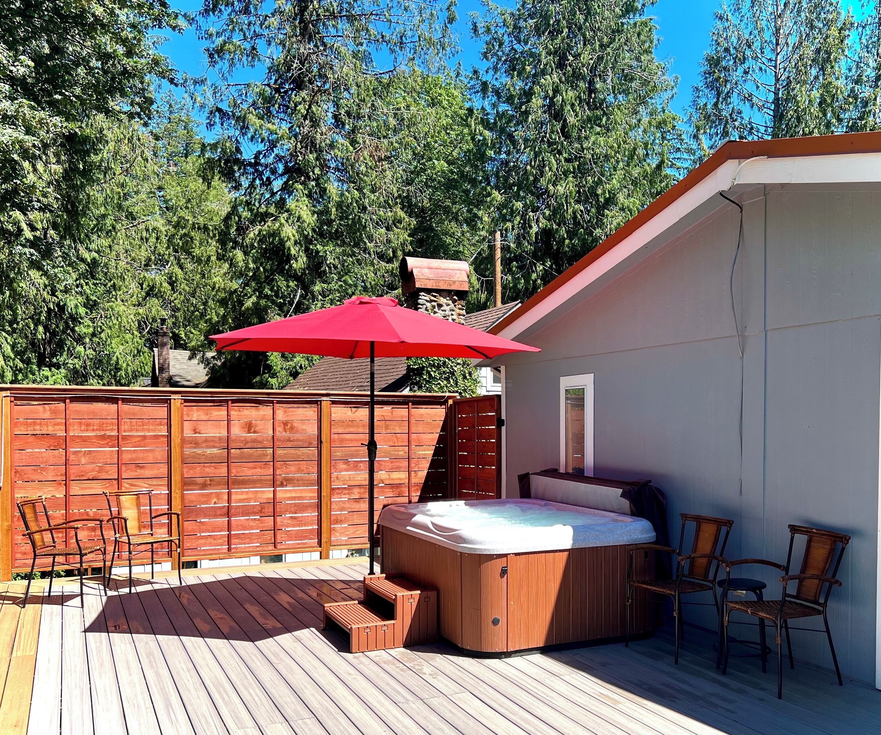 Hot tub, River Front, Mt. Hood, and Relaxation for Friends and Family! 