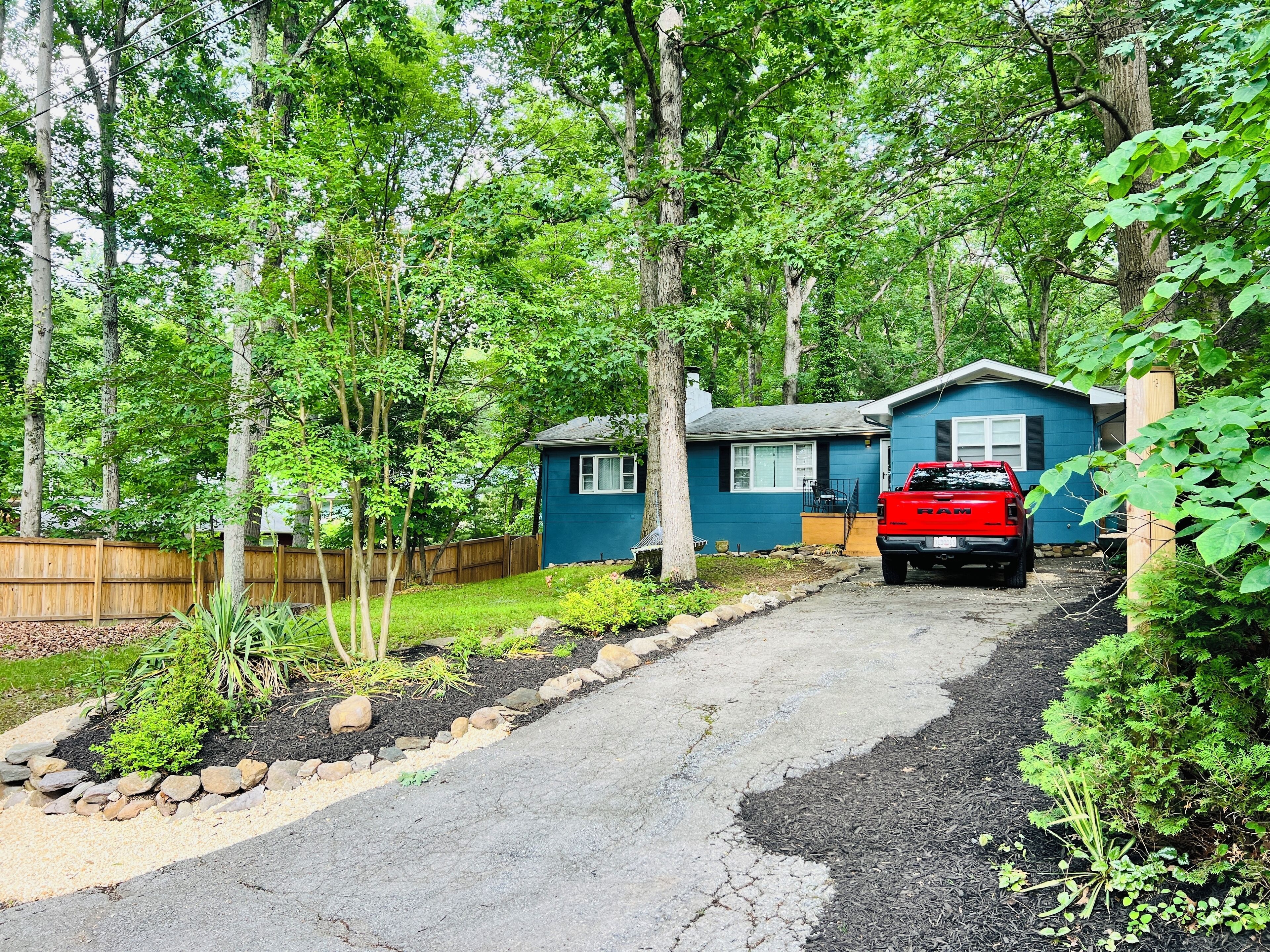 Mountain Lake Retreat wineries, hot tub, pets, fenced yard, fire pit, restaurant
