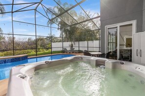 Een buitenzwembad, een verwarmd zwembad