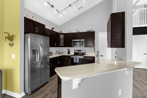 Fridge, microwave, oven, stovetop - Vibrant vacation home just minutes from the theme parks.  (Kissimmee)