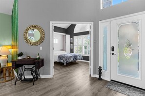 5 bedrooms, desk, iron/ironing board, free WiFi - Vibrant vacation home just minutes from the theme parks.  (Kissimmee)