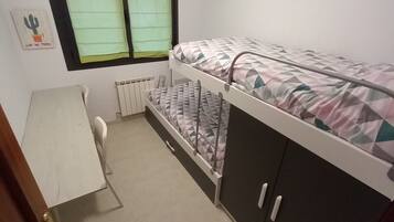 2 slaapkamers, een strijkplank/strijkijzer, beddengoed