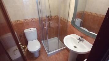 Een douche, een haardroger, een bidet, handdoeken