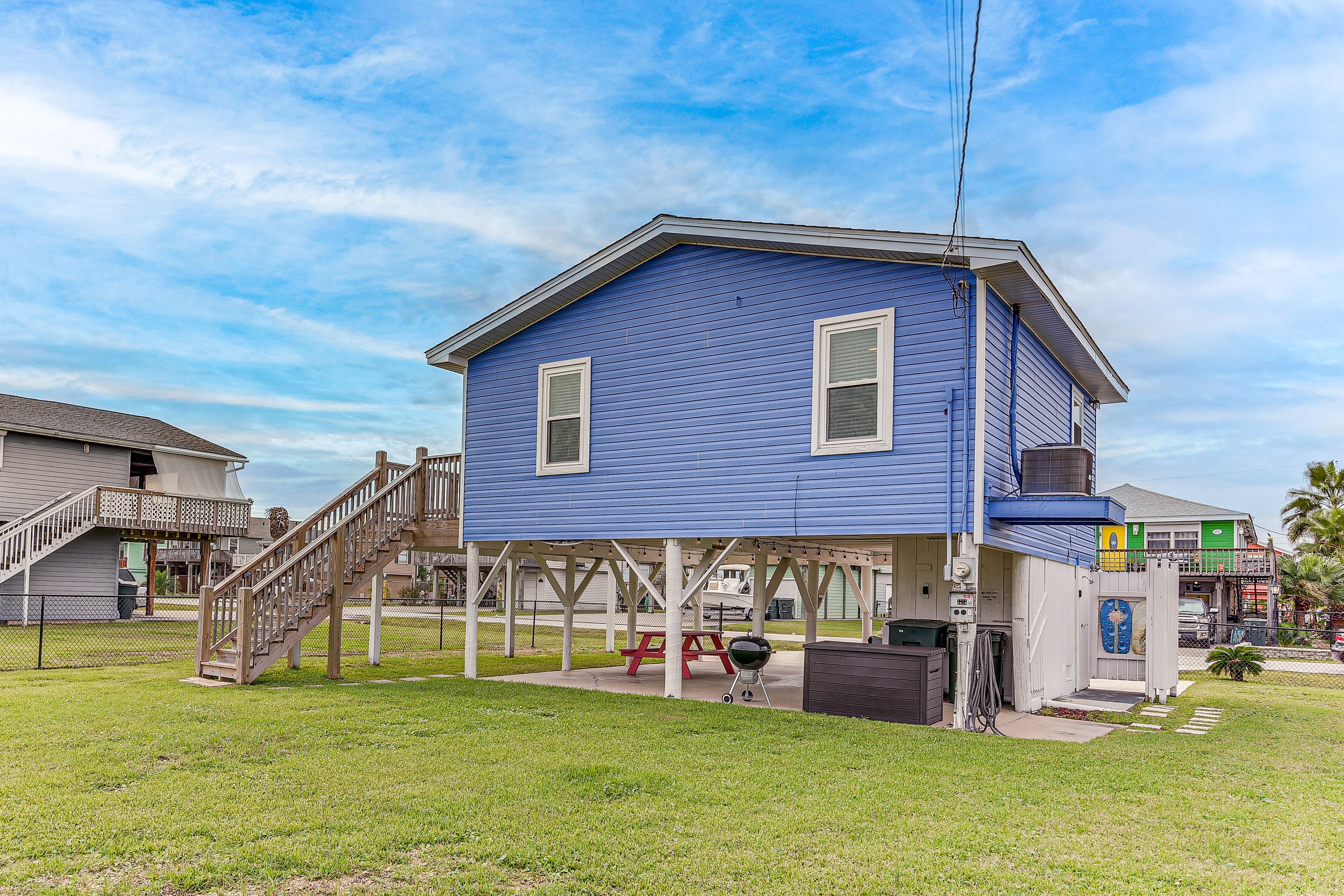 Family-Friendly Galveston Home w/ Fire Pit & Grill
