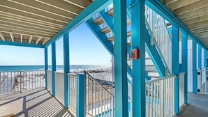 Un espace extérieur abrité offrant une vue sur la plage et l’océan.