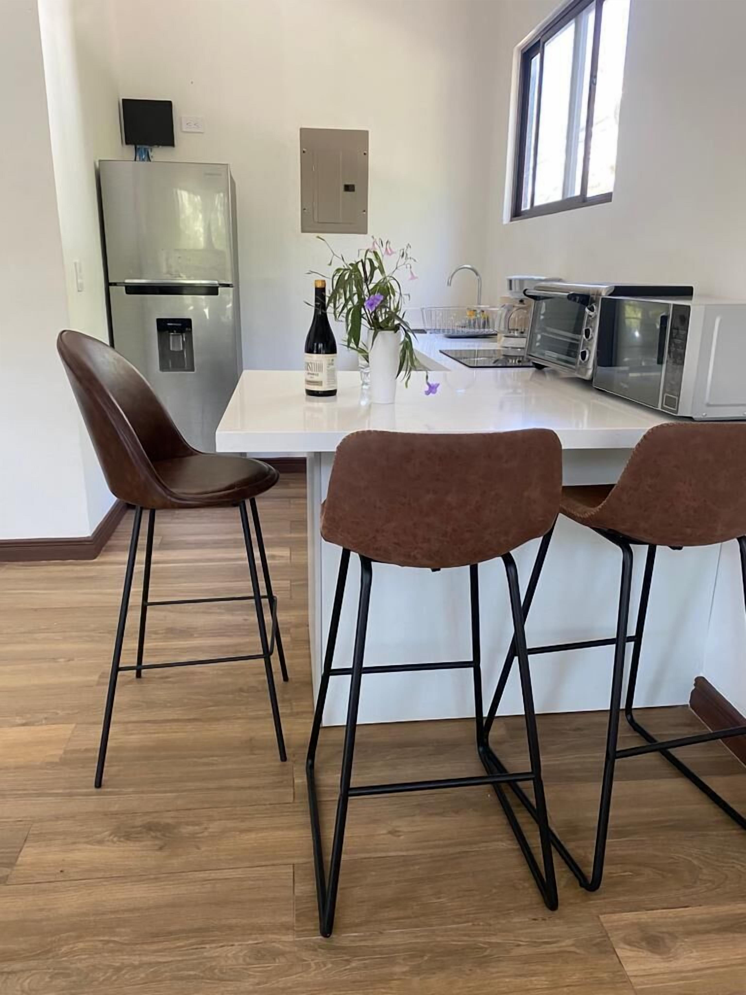 Apartemen Basic | Dapur kecil pribadi | Lemari es besar, microwave, oven, dan mesin pembuat kopi/teh